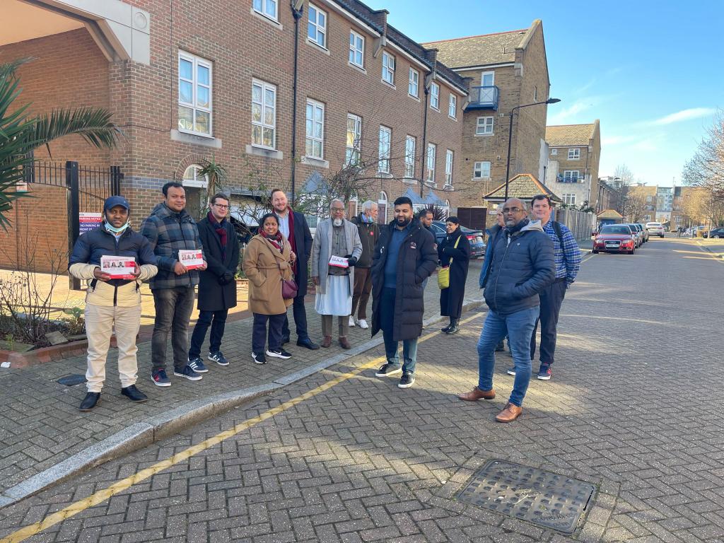 <a href="/yimbychris/">Christopher Worrall</a> <a href="/MayorJohnBiggs/">Mayor John Biggs</a> <a href="/KhanZaglul/">Zaglul Khan</a> <a href="/MufeedahB/">Mufeedah Bustin</a> <a href="/RedwanH62882089/">Redwan Hussain</a> <a href="/IslandLabour/">Isle of Dogs Labour</a> <a href="/AdamAllnutt/">Adam Allnutt</a> @DaveChesterton <a href="/TH_Labour/">Tower Hamlets Labour Group</a> <a href="/LondonLabour/">London Labour</a> Fantastic turnout in #IslandGardens today for <a href="/MufeedahB/">Mufeedah Bustin</a> and <a href="/KhanZaglul/">Zaglul Khan</a>!

#Partygate cutting through on the doors with former Conservative voters tired of all the lies.