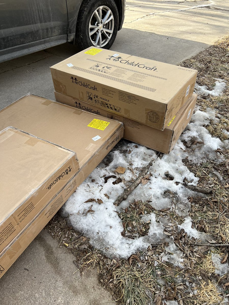 thesarahsieck's tweet photo. Reason #102847482910 why @fedex is the worst delivery company. https://t.co/c4eq8InqpX
