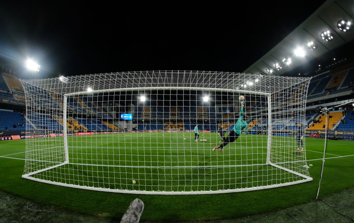 Necesitamos un GK de ayudas hoy en el <a href="/Cadiz_CFESports/">Cádiz CF eSports</a> , si te interesa, o si sabes de alguien manda un MD y si no pues pégale un buen RT que siempre ayuda! 

#LLNSN 💛💙