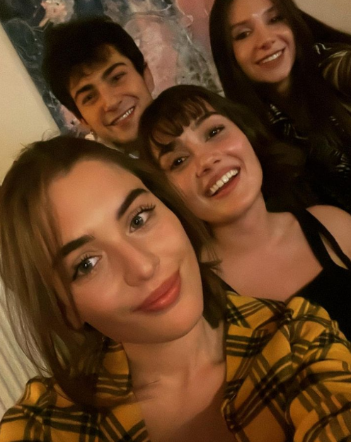 Elkizibr's tweet photo. 📸 • @/naz_smsk via Instagram Post.

Um pouco mais deles. 🙃🥰

• #ElKızı • #SevdaErginci • https://t.co/s8Vd8pckWV
