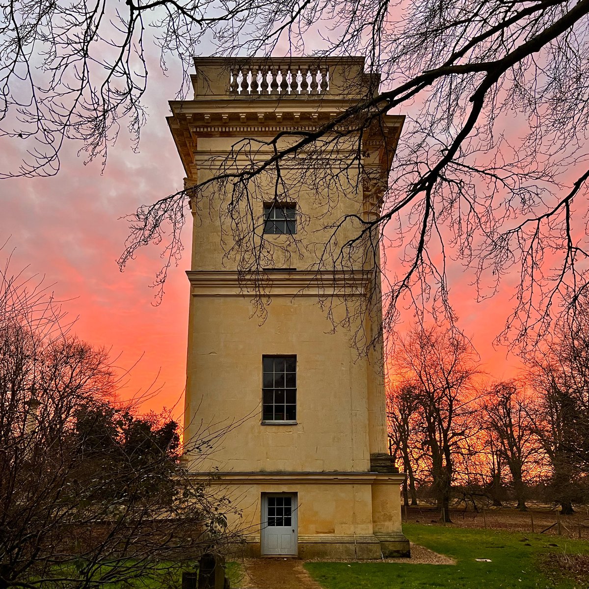 Corinthian Arch @stowe_nt at sunset tonight. 😍 #stowegardens #stowe #nationaltrust #triumphalarch #corinthianarch #architecture #heritage #georgianarchitecture