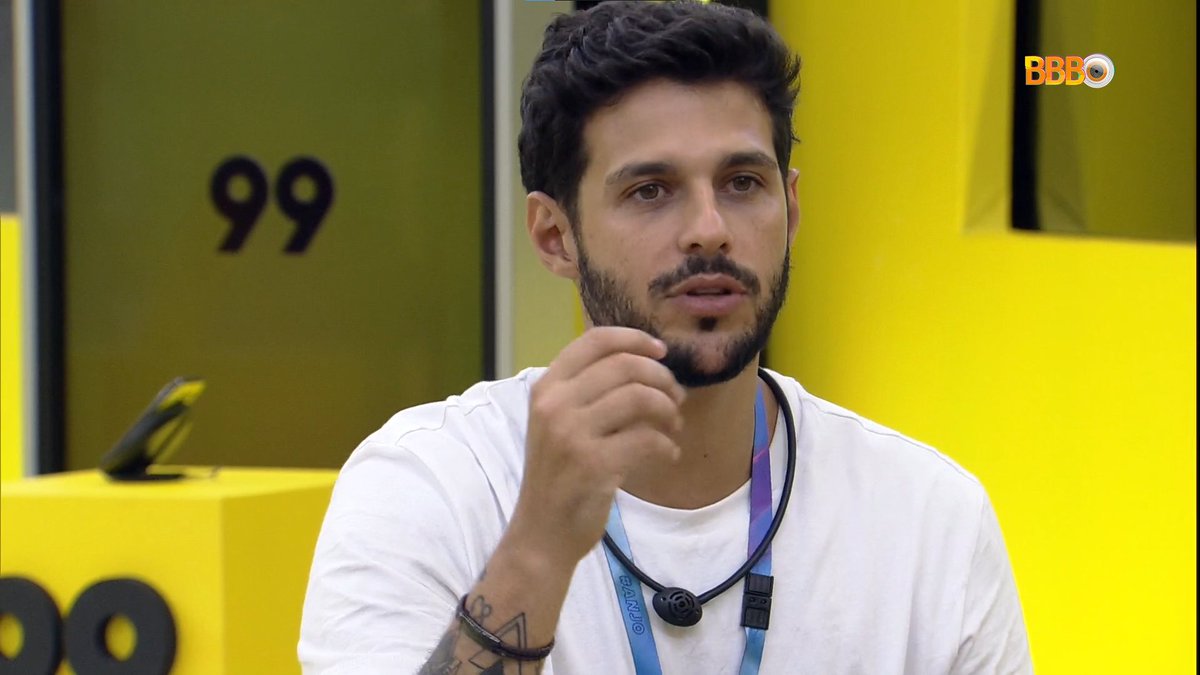 CentralRedeBBB's tweet photo. Rodrigo segue mentindo, dizendo que queria fazer o Arthur se sentir acolhido, que deu uma chance pra ele.

Espera ai, quem ele pensa que é pra dar chance pro Arthur?

Rodrigo desde o começo persegue o Arthur, jurando que ele tá cancelado aqui fora.

#BBB22 #RedeBBB https://t.co/SinY6dSIt8