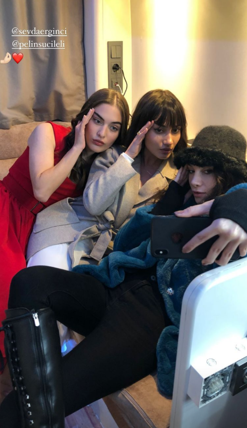 Elkizibr's tweet photo. 📸 • Çağla via Story.

MENINAS SUPER PODEROSAS 🧡 Çağla, Sevda e Pelin.

• #ElKızı • #SevdaErginci • https://t.co/0h3X0SEZHv