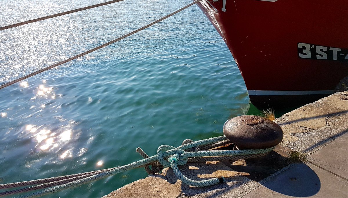 Apez140's tweet photo. #Instantes
De #Estachas, #Popas, #Proa y un #Noray de la Dársena del Barrio Pesquero,
#LaBahíaDeSantander...🧚♂️😎 https://t.co/1bGy2NJri8