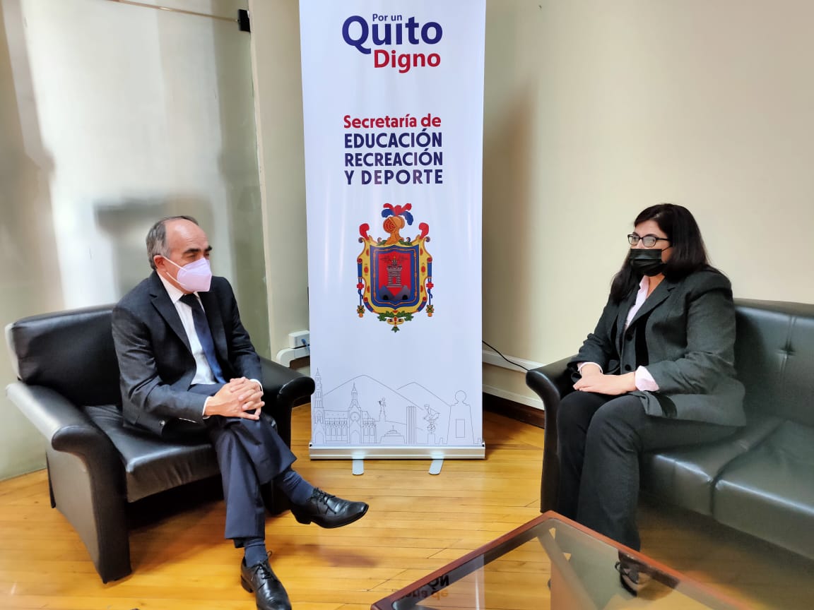 PilarSuarezRdz's tweet photo. Escuelas comunitarias para el desarrollo. Colaborando con la Secretaria de Educación de Quitó,y otros actores, Ecuador. #UASLP @LaUASLP @AaptMx  @recinatur @autosporchile @MantillaRamito https://t.co/EVsrPClDeF