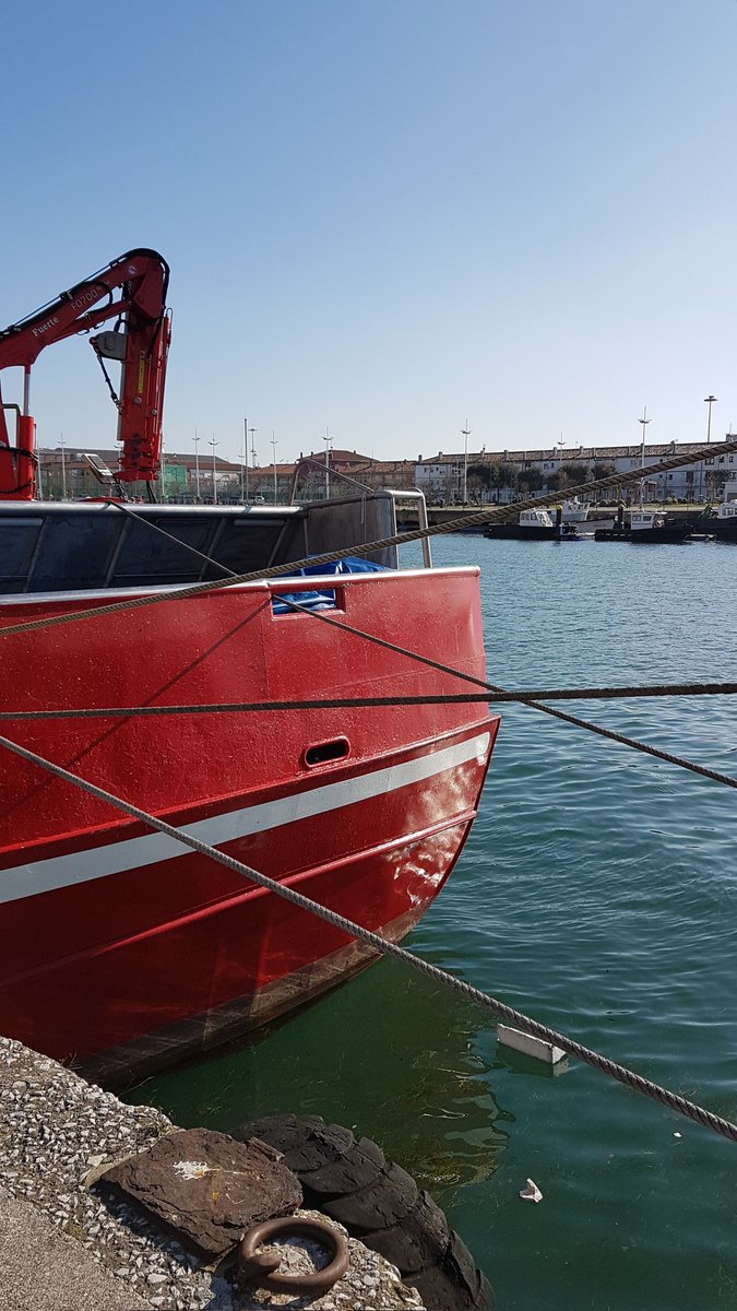 Apez140's tweet photo. #Instantes
De #Estachas, #Popas y #Proas en una Dársena del Barrio Pesquero, #LaBahíaDeSantander...🧚♂️😎 https://t.co/O6rczA3WKa