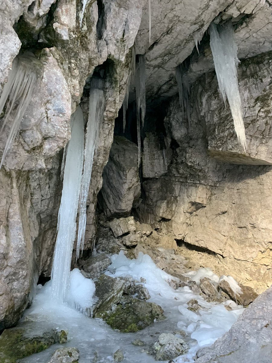 Es una pena que en cuestión de años, todo hace indicar que en estos lugares privilegiados no vuelva a crecer el hielo #pirineos