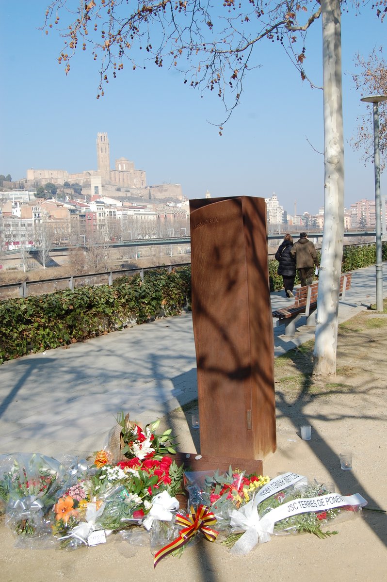Agraïment a totes les famílies de persones deportades, a les institucions, a les entitats i als ciutadans i ciutadanes que han participat en l'homenatge de record a les víctimes de l'Holocaust a #Lleida <a href="/MiquelPueyo/">Miquel Pueyo</a> <a href="/scastrobay/">Sandra Castro 🎗</a> <a href="/amauthausen/">Amical de Mauthausen</a> <a href="/Grup_MH_CEL/">Grup_MH_CEL</a> <a href="/DemdLleida/">DEMD Lleida</a> #HMD2022