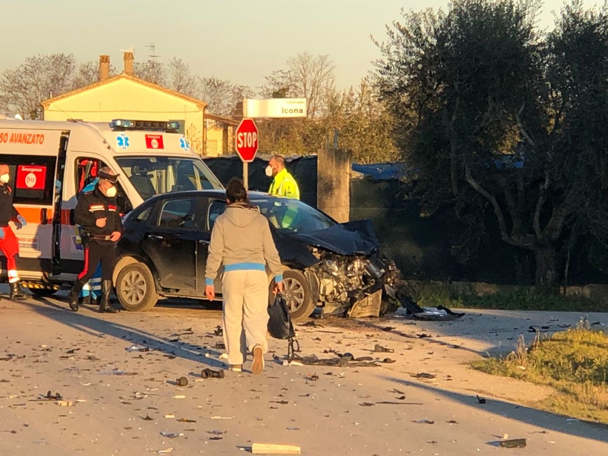 YouTvrs's tweet image. Scontro auto-camion, 49 enne ferita - youtvrs.it/scontro-auto-c… 
#49Enne #GraviCondizioni #Incidente