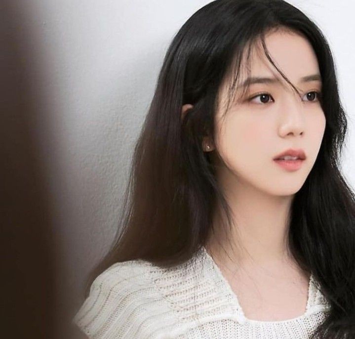 myeonace's tweet photo. A #HAESOO #SNOWDROP au wherein...

Jisoo stumbles upon letters for her grandmother and Haein wakes with longing after dreaming of a girl he's never met.

Jisoo wants to find the man behind the letters, Haein wants to find the girl in his dream. One fated encounter. https://t.co/BDuXScRaYd