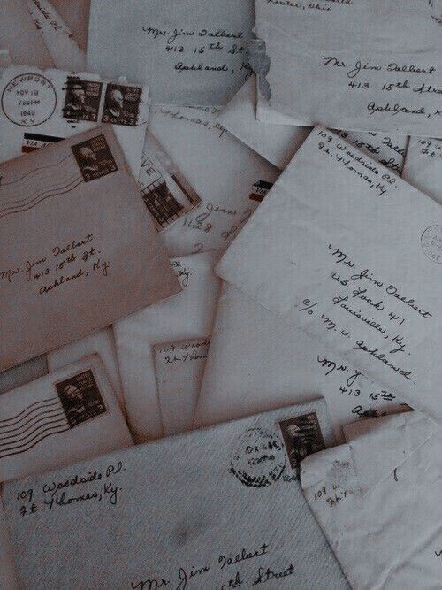 myeonace's tweet photo. A #HAESOO #SNOWDROP au wherein...

Jisoo stumbles upon letters for her grandmother and Haein wakes with longing after dreaming of a girl he's never met.

Jisoo wants to find the man behind the letters, Haein wants to find the girl in his dream. One fated encounter. https://t.co/BDuXScRaYd
