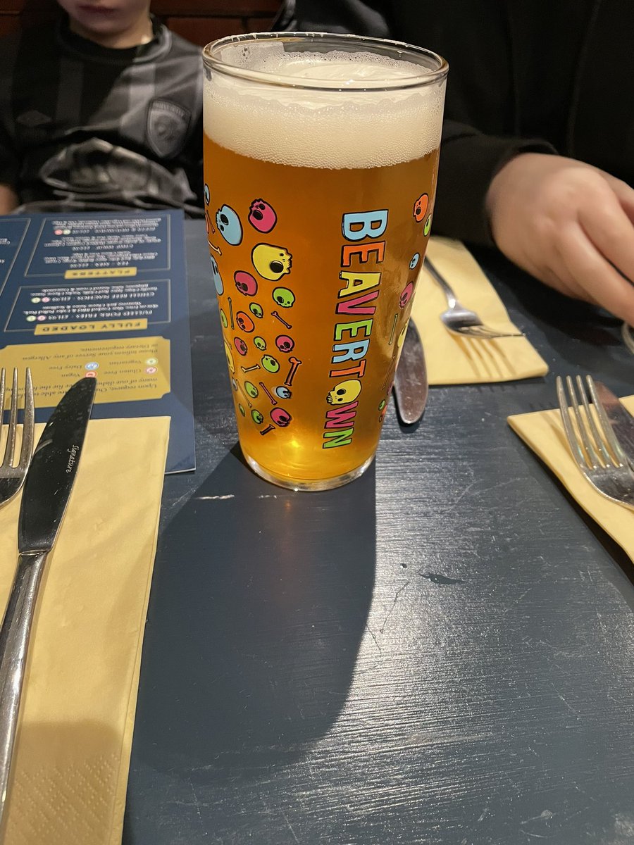 joshsenior3's tweet photo. End of weekend chill @BeverleyCrown what a great pint 👊🏻 https://t.co/5LvhfPDEhO