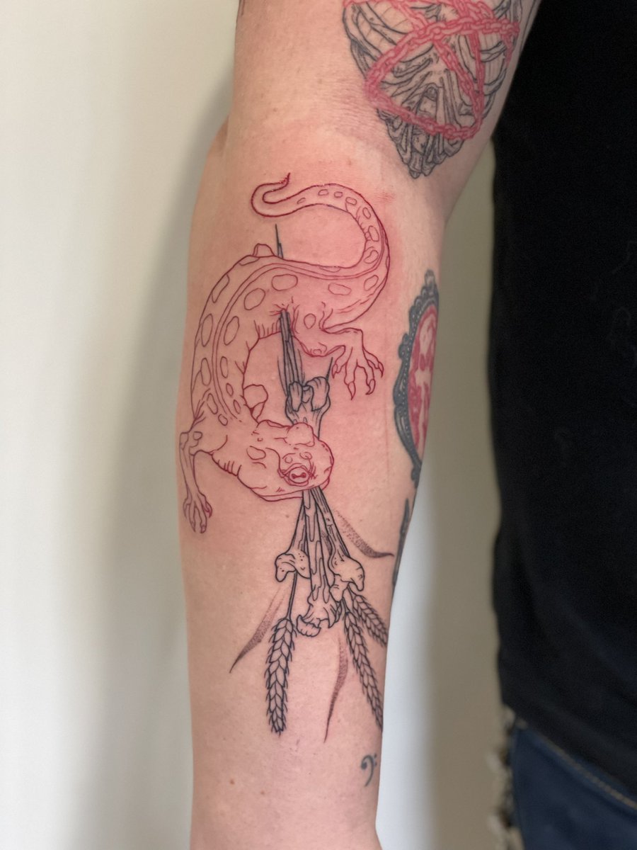 charlottewacre's tweet photo. J’en profite qu’on soit dimanche et que ce soit le jour de demon slayer pour vous partager mon travail. Je suis une jeune tatoueuse et j’aimerais beaucoup gagner en visibilité alors je compte sur la magie de Twitter pour faire tourner tout ça!🌸
Mon insta: https://t.co/xjgqBTWX3G https://t.co/mNStJn1WeA