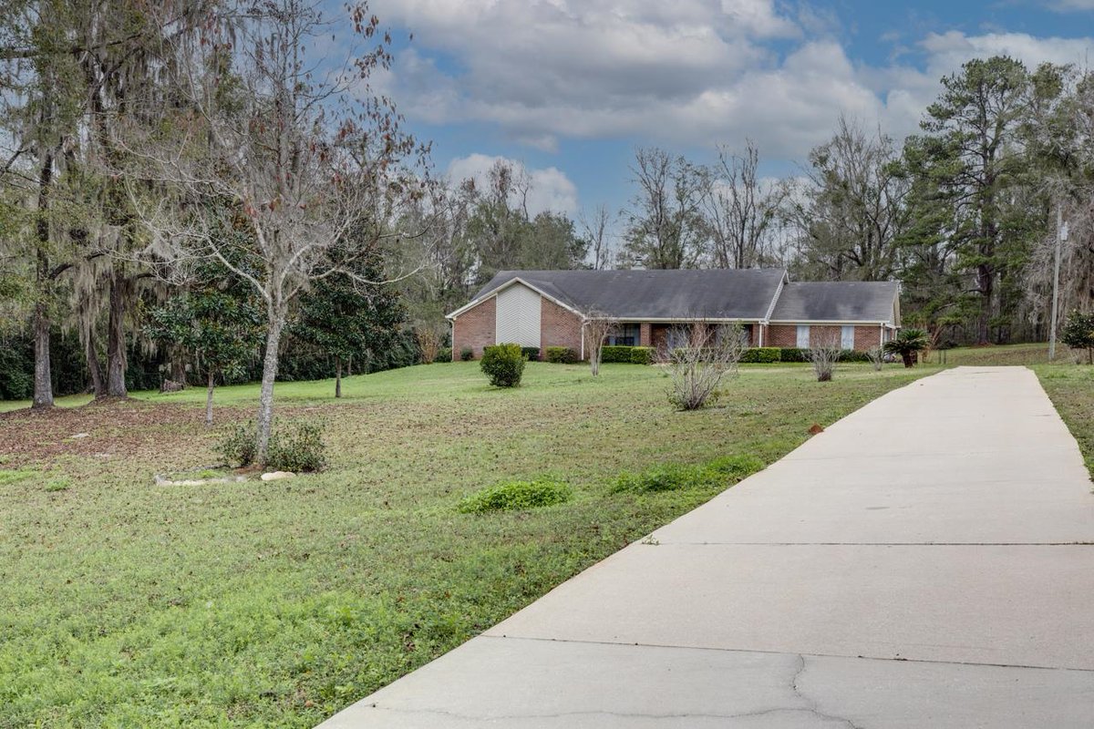 Ready to upgrade? Impeccable 4 BD/ 3 BA in Tallahassee has it all. Call/text/DM me!  cpix.me/l/137731612