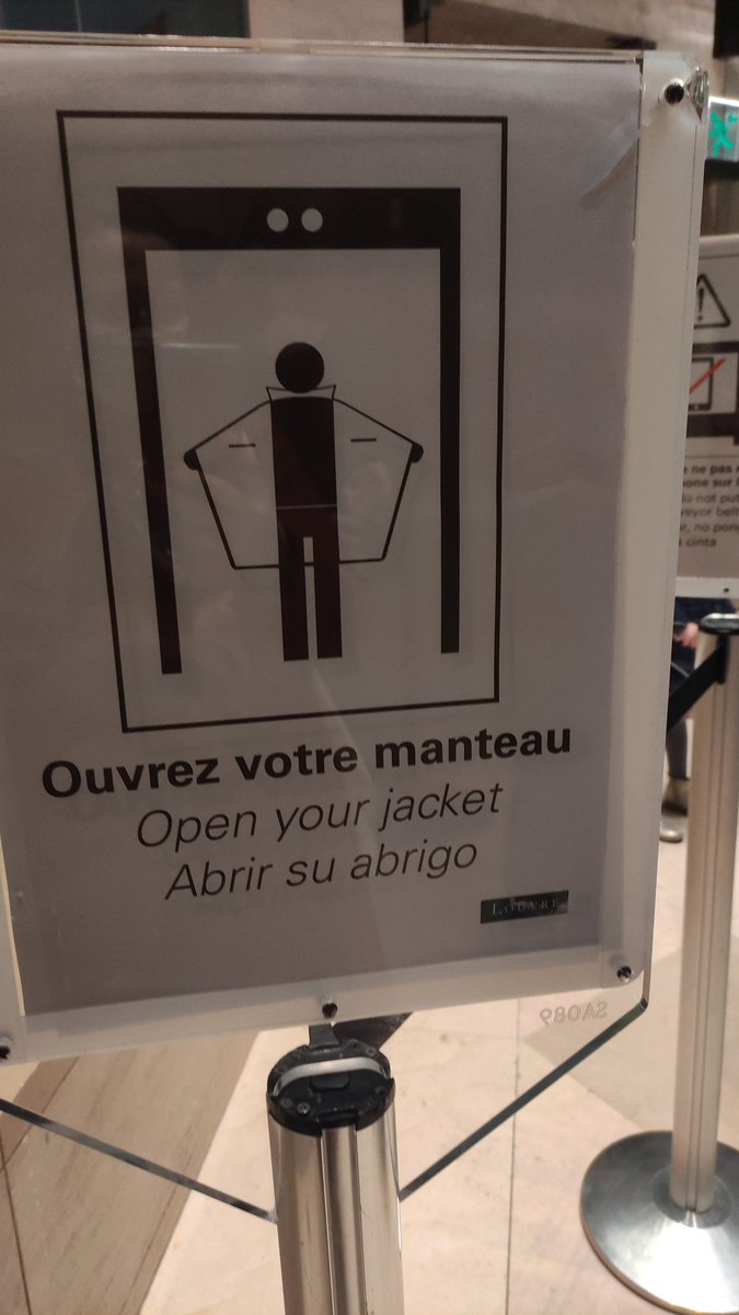emma_ducros's tweet photo. Le Louvre chelou. https://t.co/Xb6qrLmLU4