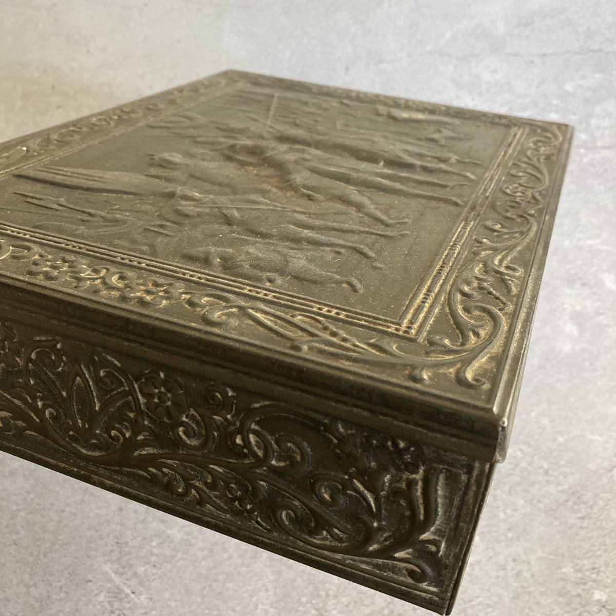 InfoAffair's tweet photo. Hope you are having a blessed Sunday ๐
One from my personal collection. embossed vintage confectionary tin, mirrored finish internal and this size can hold A4 paper
ยฃ30 incl postage
Message to purchase #vintagetins# #embossedtin #confectionarytin #advertisingtin https://t.co/4qO38S4c9t
