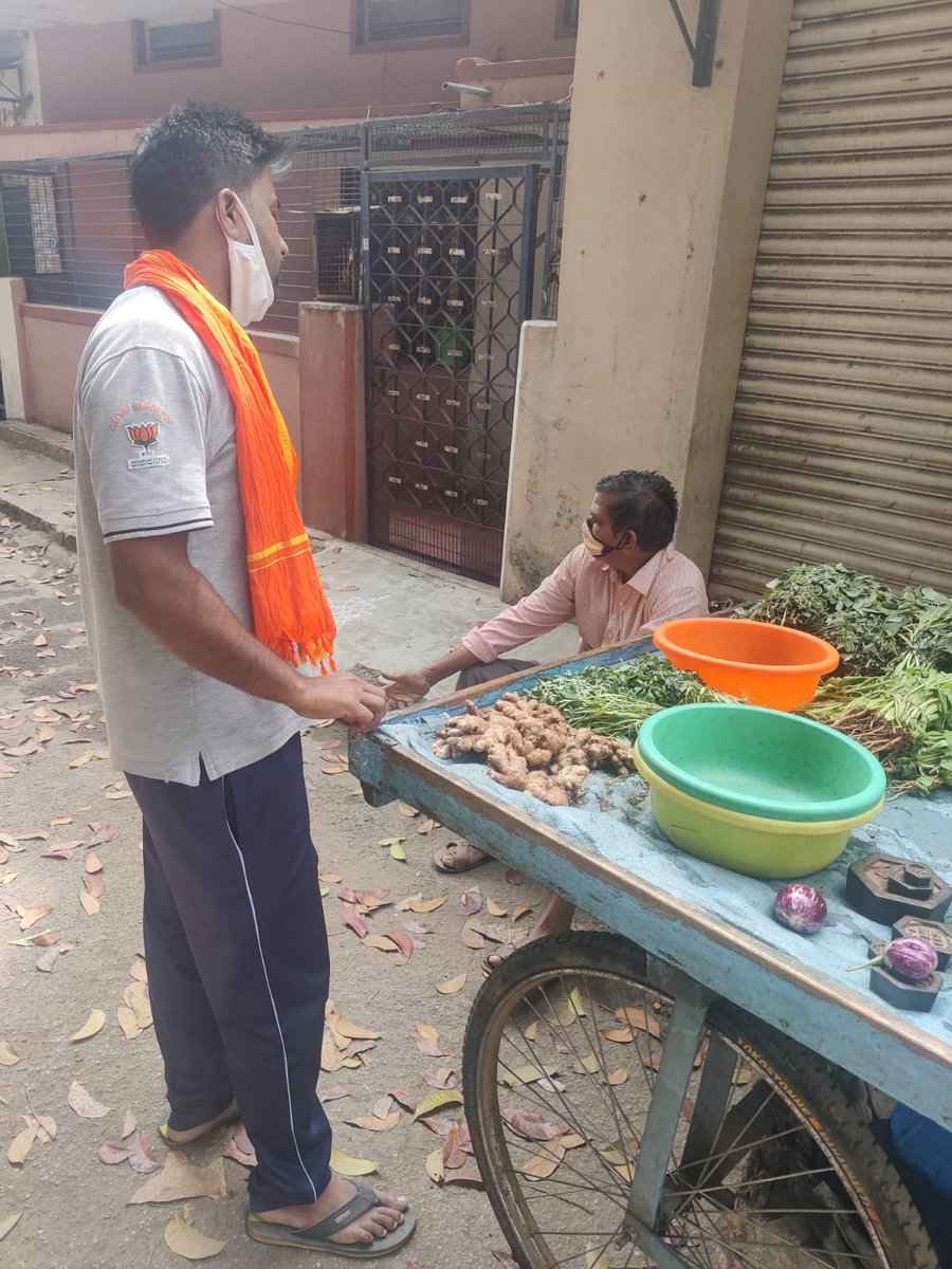 linganagowdru's tweet image. ನಮ್ಮ ಗುರುಗಳ ಮಾರ್ಗದರ್ಶನದಲ್ಲಿ ರಾಜಾಜಿನಗರ ಕ್ಷೇತ್ರದಲ್ಲಿ ಬರುವ ಶಿವನಗರ ವಾರ್ಡಿನಲ್ಲಿ ಇರುವ ನಮ್ಮ ಬೂತ್ ನಲ್ಲಿ ಬರುವ ಟಿ ಶಾಪ್, ಕಟಿಂಗ್ ಶಾಪ್, ಇಸ್ತ್ರಿ ಶಾಪ್, ಒತ್ತು ಗಾಡಿ ವ್ಯಾಪಾರಿ ಭೇಟಿ ಮಾಡಿ ಬಿಜೆಪಿ ಸರ್ಕಾರ ಮತ್ತು ನಮ್ಮ ಶಾಸಕರ ಅಭಿರುದ್ದಿ ಕಾರ್ಯಗಳ ಬಗ್ಗೆ ಮಾಹಿತಿ ನೀಡಲಾಯಿತು..
#boothwork 
@narendramodi @AmitShah