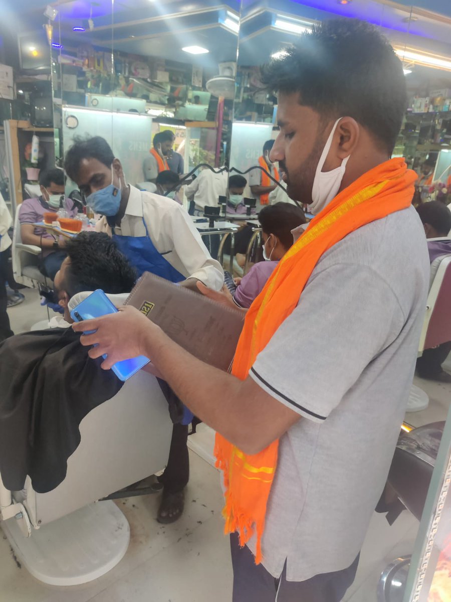 linganagowdru's tweet image. ನಮ್ಮ ಗುರುಗಳ ಮಾರ್ಗದರ್ಶನದಲ್ಲಿ ರಾಜಾಜಿನಗರ ಕ್ಷೇತ್ರದಲ್ಲಿ ಬರುವ ಶಿವನಗರ ವಾರ್ಡಿನಲ್ಲಿ ಇರುವ ನಮ್ಮ ಬೂತ್ ನಲ್ಲಿ ಬರುವ ಟಿ ಶಾಪ್, ಕಟಿಂಗ್ ಶಾಪ್, ಇಸ್ತ್ರಿ ಶಾಪ್, ಒತ್ತು ಗಾಡಿ ವ್ಯಾಪಾರಿ ಭೇಟಿ ಮಾಡಿ ಬಿಜೆಪಿ ಸರ್ಕಾರ ಮತ್ತು ನಮ್ಮ ಶಾಸಕರ ಅಭಿರುದ್ದಿ ಕಾರ್ಯಗಳ ಬಗ್ಗೆ ಮಾಹಿತಿ ನೀಡಲಾಯಿತು..
#boothwork 
@narendramodi @AmitShah