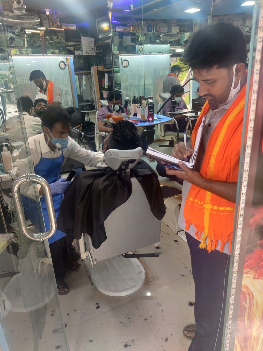 linganagowdru's tweet image. ನಮ್ಮ ಗುರುಗಳ ಮಾರ್ಗದರ್ಶನದಲ್ಲಿ ರಾಜಾಜಿನಗರ ಕ್ಷೇತ್ರದಲ್ಲಿ ಬರುವ ಶಿವನಗರ ವಾರ್ಡಿನಲ್ಲಿ ಇರುವ ನಮ್ಮ ಬೂತ್ ನಲ್ಲಿ ಬರುವ ಟಿ ಶಾಪ್, ಕಟಿಂಗ್ ಶಾಪ್, ಇಸ್ತ್ರಿ ಶಾಪ್, ಒತ್ತು ಗಾಡಿ ವ್ಯಾಪಾರಿ ಭೇಟಿ ಮಾಡಿ ಬಿಜೆಪಿ ಸರ್ಕಾರ ಮತ್ತು ನಮ್ಮ ಶಾಸಕರ ಅಭಿರುದ್ದಿ ಕಾರ್ಯಗಳ ಬಗ್ಗೆ ಮಾಹಿತಿ ನೀಡಲಾಯಿತು..
#boothwork 
@narendramodi @AmitShah