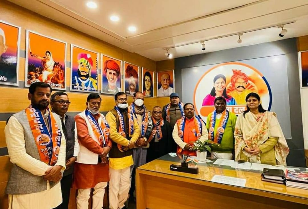 Mlarajkumar's tweet photo. आज प्रदेश कार्यालय अपना दल यस वाचस्पति पूर्व विधायक ने अपना दल की सदस्यता ग्रहण की https://t.co/pDW69PzZh7