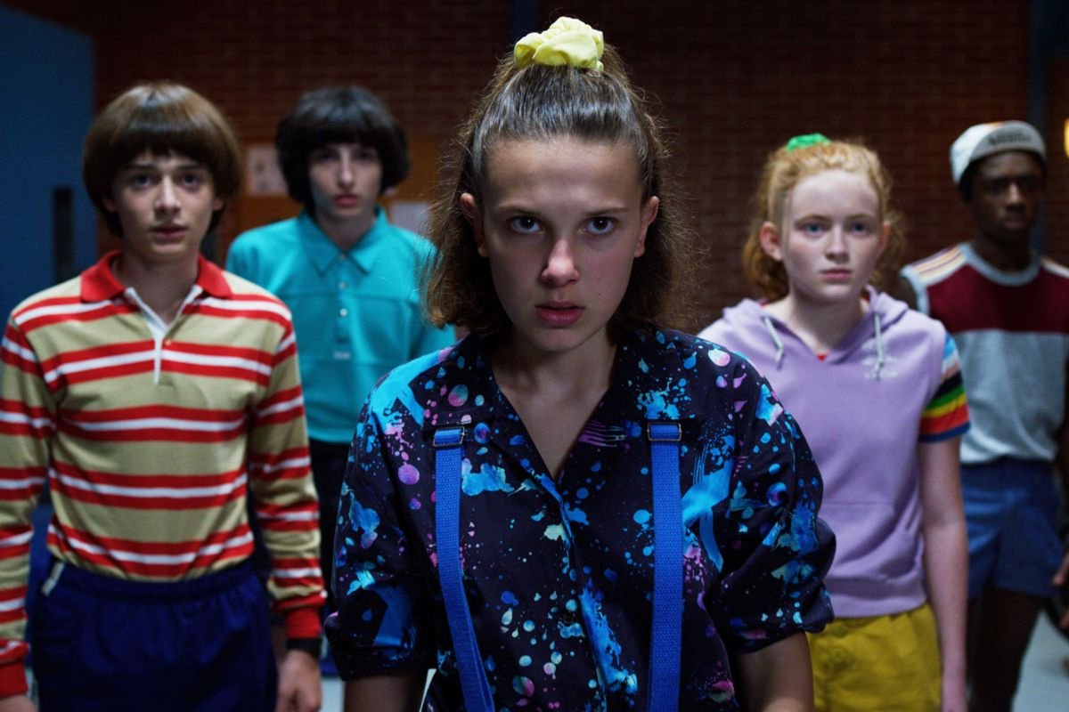 HaitiInfoo's tweet photo. Millie Bobby Brown gagnera environ 350 000 dollars par épisode pour la 4ème saison de Stranger Things 💸

Caleb McLaughlin, Gaten Matarazzo et Noah Schnapp auront un salaire de 250 000 dollars par épisode.

(via @JustJared) https://t.co/ty1DLNUmDY https://t.co/ZahzosunXA