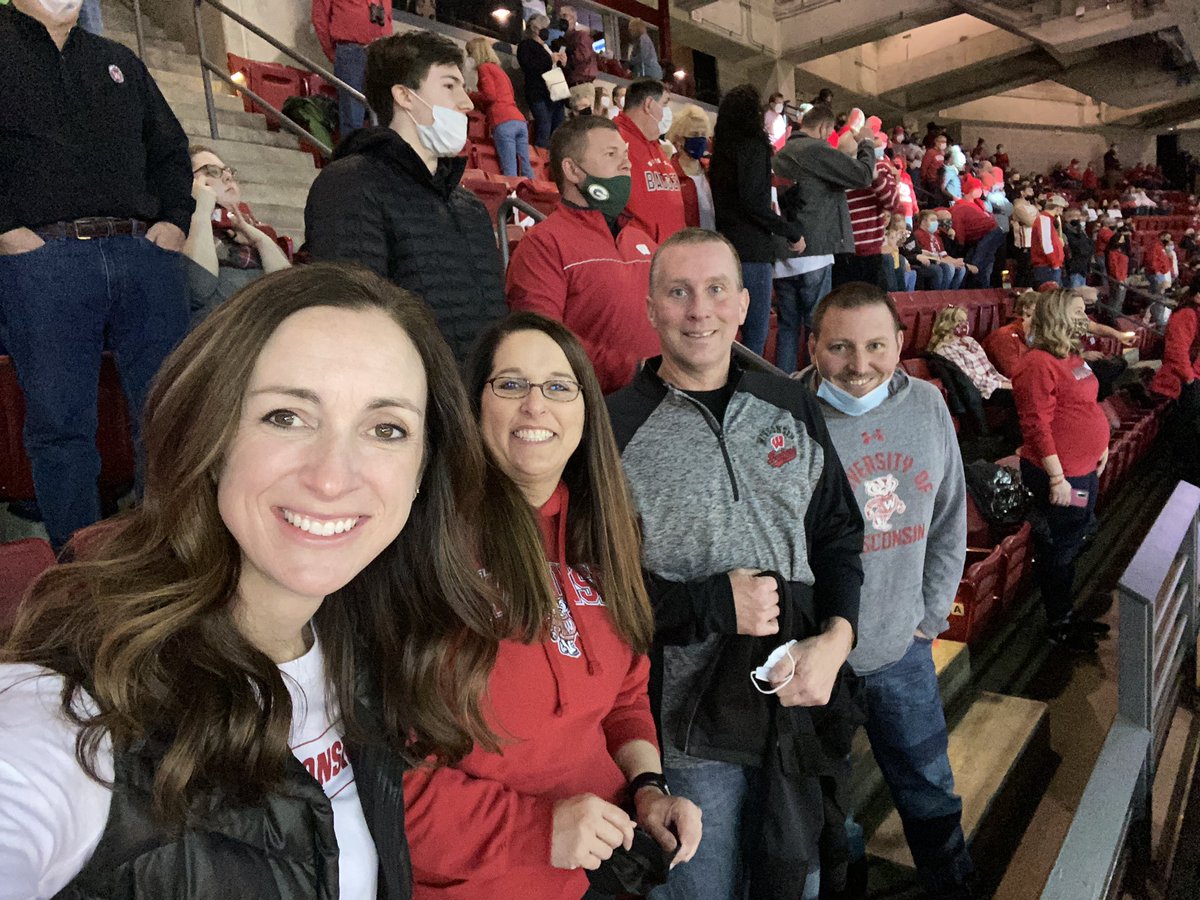 CarrieBreunig's tweet photo. Let’s go red! #uwbadgers https://t.co/TOwiv3vp2j
