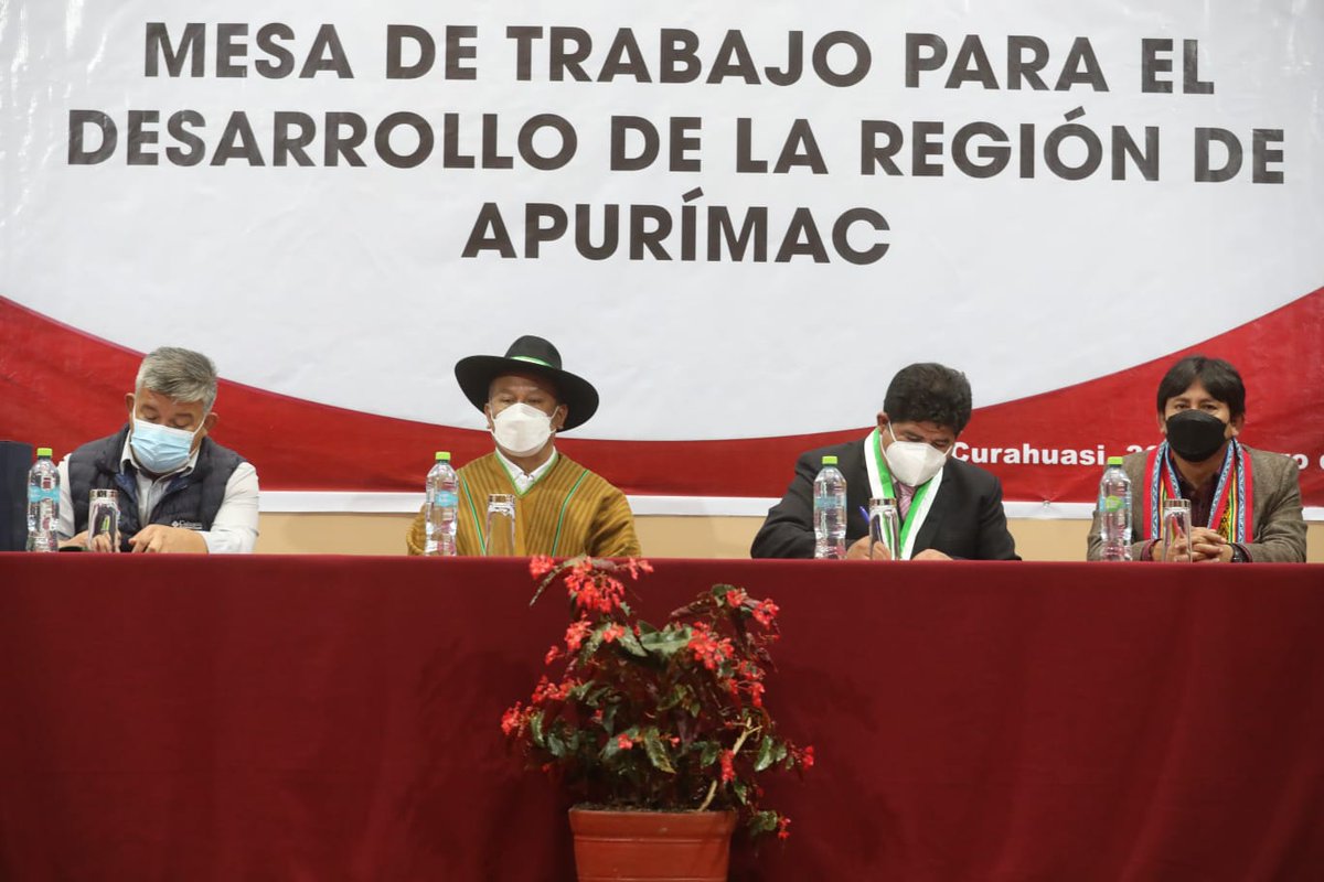 MTC_GobPeru's tweet photo. #Abancay El ministro @SilvaVJ_ encabeza la “Mesa de trabajo para el desarrollo de la región Apurímac” con autoridades regionales, provinciales y distritales, con el objetivo de establecer una agenda para el desarrollo de proyectos viales y de conectividad. https://t.co/LvbNn6rWPV