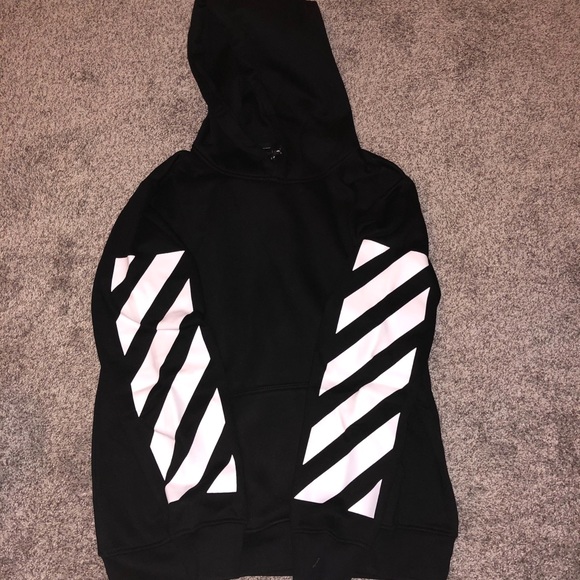 _IanSalter's tweet photo. So good I had to share! Check out all the items I'm loving on @Poshmarkapp #poshmark #fashion #style #shopmycloset #offwhite: https://t.co/A4lwOn2Ydy https://t.co/jgNHfyWA7B