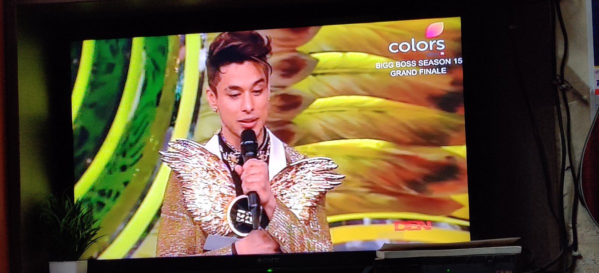 kins0516's tweet photo. The way he held the trophy 🥺
He knows the value of itttttt ❤️
Fuckkkk yrrrrrr 🥺 
We love you #PratikSehajpaI.
You are a true winner https://t.co/4k2sPjzrH6