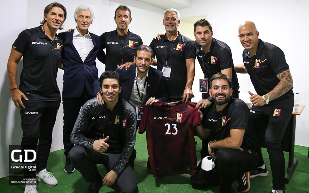 GradaDigital's tweet photo. ¡Qué lujo! 🤩🔥
Felicidad en el cuerpo técnico #Vinotinto tras su 1er triunfo y en su 1er juego.

El grupo encabezado por Pékerman celebra con la camiseta del goleador Salomón Rondón (tres goles vs Bolivia).

Dale ❤/🔄 si te emociona este equipo de trabajo como a nosotros 😍🇻🇪🔥 https://t.co/6WTbt7PLk8
