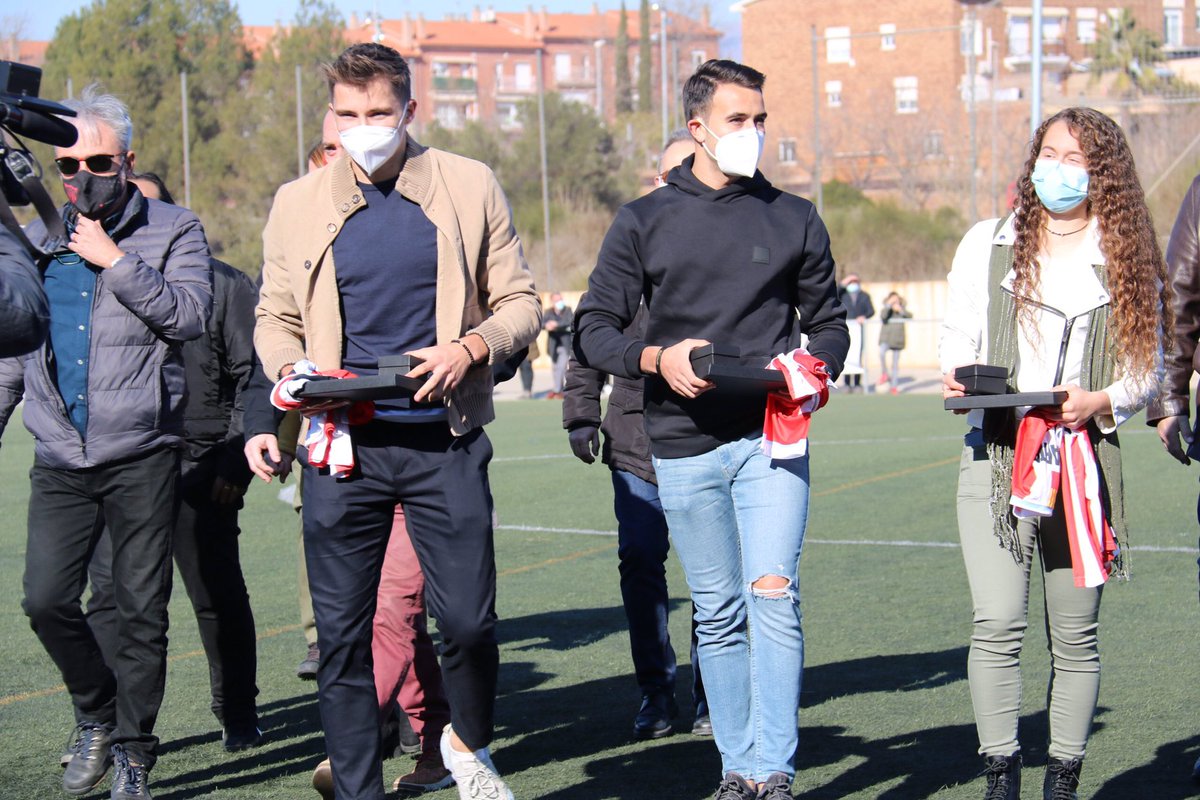 AjuntaMartorell's tweet photo. 👥 @ericgm3 , @salvajr21 i @LaiaMartret reben un càlid homenatge al CE Torrent de Llops

➡️ https://t.co/apBv7yfYYJ https://t.co/nvHSwxFUlP