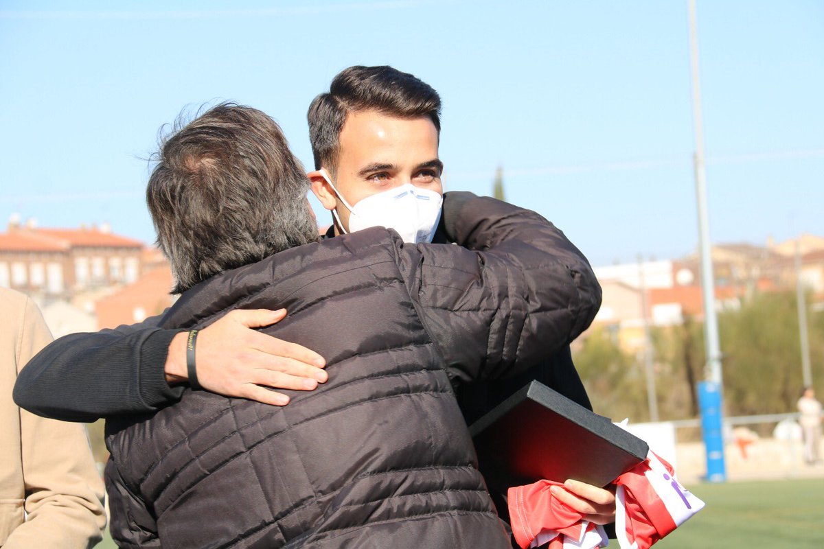 AjuntaMartorell's tweet photo. 👥 @ericgm3 , @salvajr21 i @LaiaMartret reben un càlid homenatge al CE Torrent de Llops

➡️ https://t.co/apBv7yfYYJ https://t.co/nvHSwxFUlP