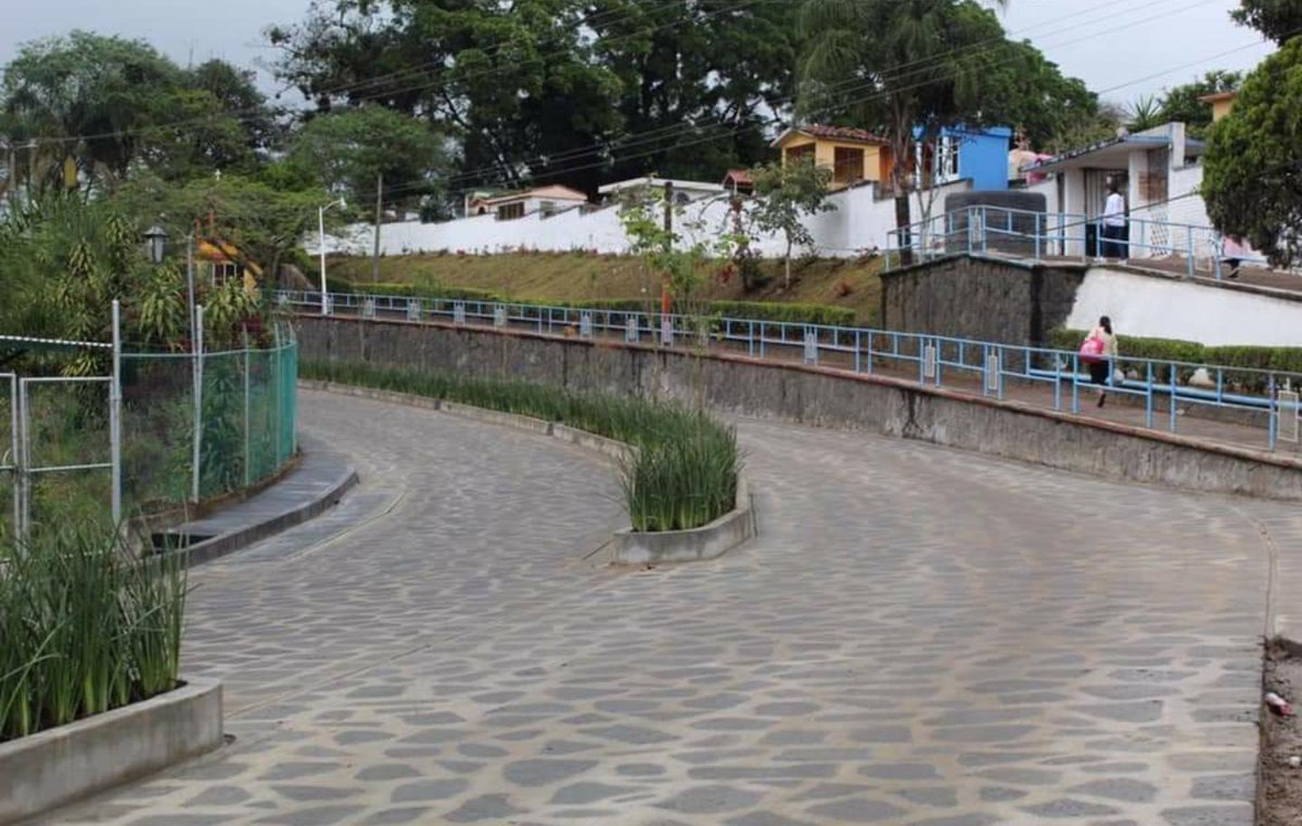 basiliodelavega's tweet photo. Que bueno sería que los ayuntamientos de #Coatepec #Xico #Teocelo y #Cosautlan se organizaran para que continue la #SCT y el gobierno de #Vercruz el libramiento de Coatepec en sus etapas dos y tres y así se ayude al desarrollo de la región https://t.co/CC13GS3SXl @VialidadXalapa https://t.co/5MadOhDQe2