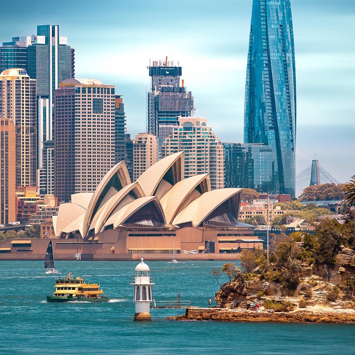 Australia's tweet image. Kicking off your week with this beautiful view of @sydney_sider ☀️
Cheers to IG/svendsania for capturing this stunning perspective of @destinationnsw's capital city, home to the Gadigal people.
#seeaustralia #feelnsw #ilovesydney #holidayherethisyear
