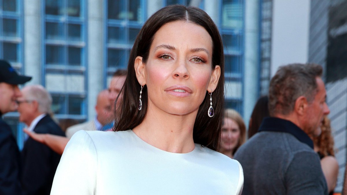 enews's tweet photo. After Evangeline Lilly attended an anti-vaccine mandate protest, her fellow Marvel co-stars have spoken out. https://t.co/pGHNaatftm https://t.co/ZklvWH6tPO