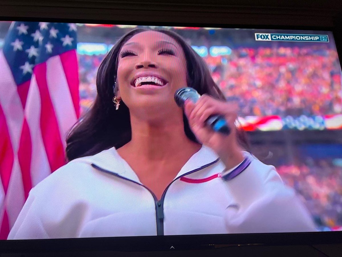 GCFbands's tweet photo. S/O to @brandy on the 🔥🔥🔥🔥 national anthem! You killed it!!!! (And for rocking her #GodCantFail band! Swipe>😍) NFL https://t.co/fytEmFACIN