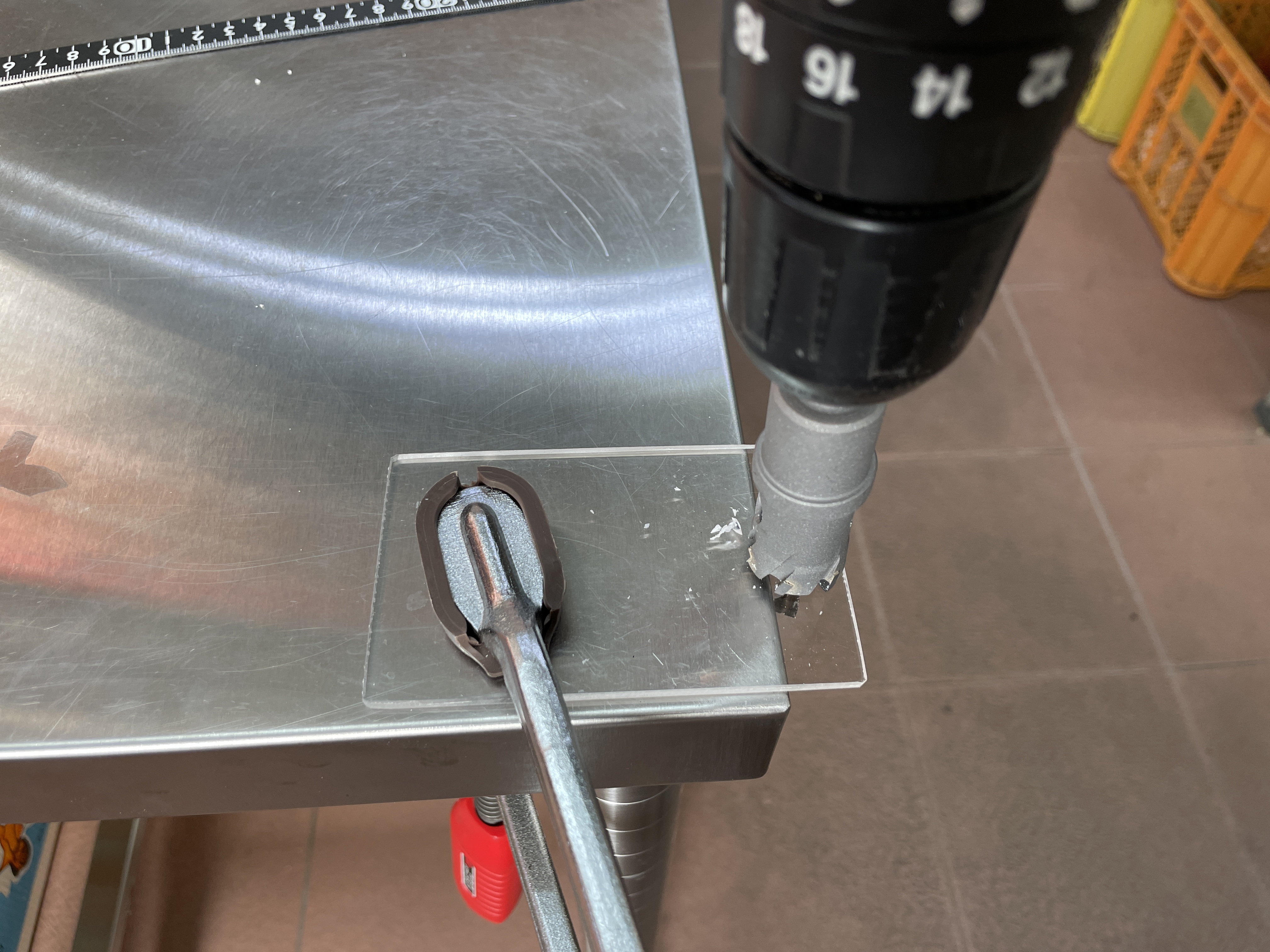 水槽レンタルサービス 水槽のパイプ類についたコケを取る作業はけっこう面倒な作業 我々プロはアクリル板を使いやすいように自作加工して使ってます 水槽レンタルサービス コケ取りグッズ T Co Co5hkaufsn Twitter
