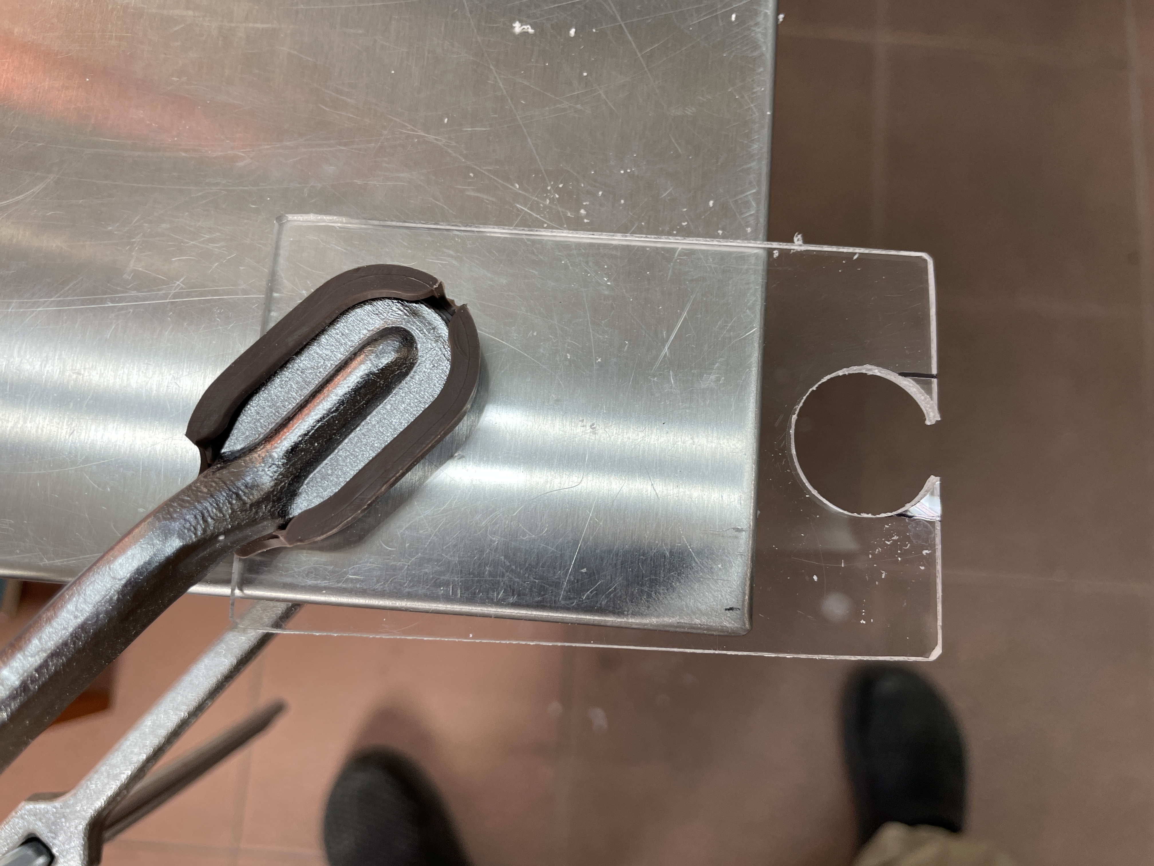 水槽レンタルサービス 水槽のパイプ類についたコケを取る作業はけっこう面倒な作業 我々プロはアクリル板を使いやすいように自作加工して使ってます 水槽レンタルサービス コケ取りグッズ T Co Co5hkaufsn Twitter