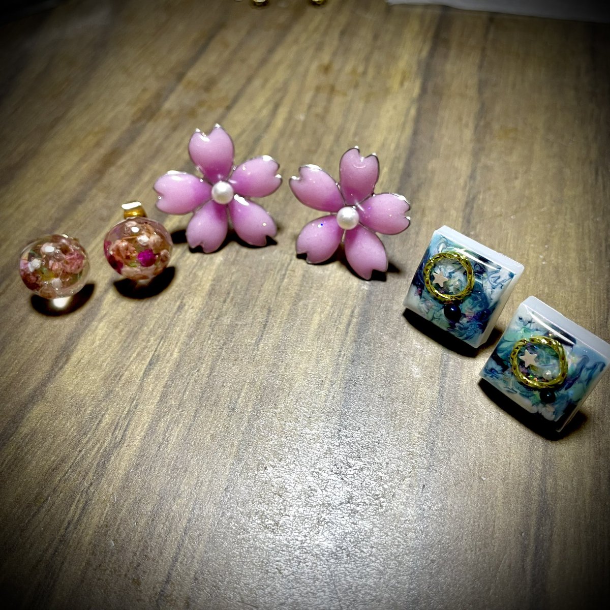 runa_17yt's tweet photo. しばらく事故の後遺症で左手の痺れがとれず休業してましたが制作再開しました✨

痺れが残ってるので制作時間がかかってしまいますが少しずつ感覚戻ればいいなと思います😭

#レジン好きさんと繋がりたい 
#レジンアクセサリー 
#ハンドメイドアクセサリー https://t.co/3n5Q5vCRxG