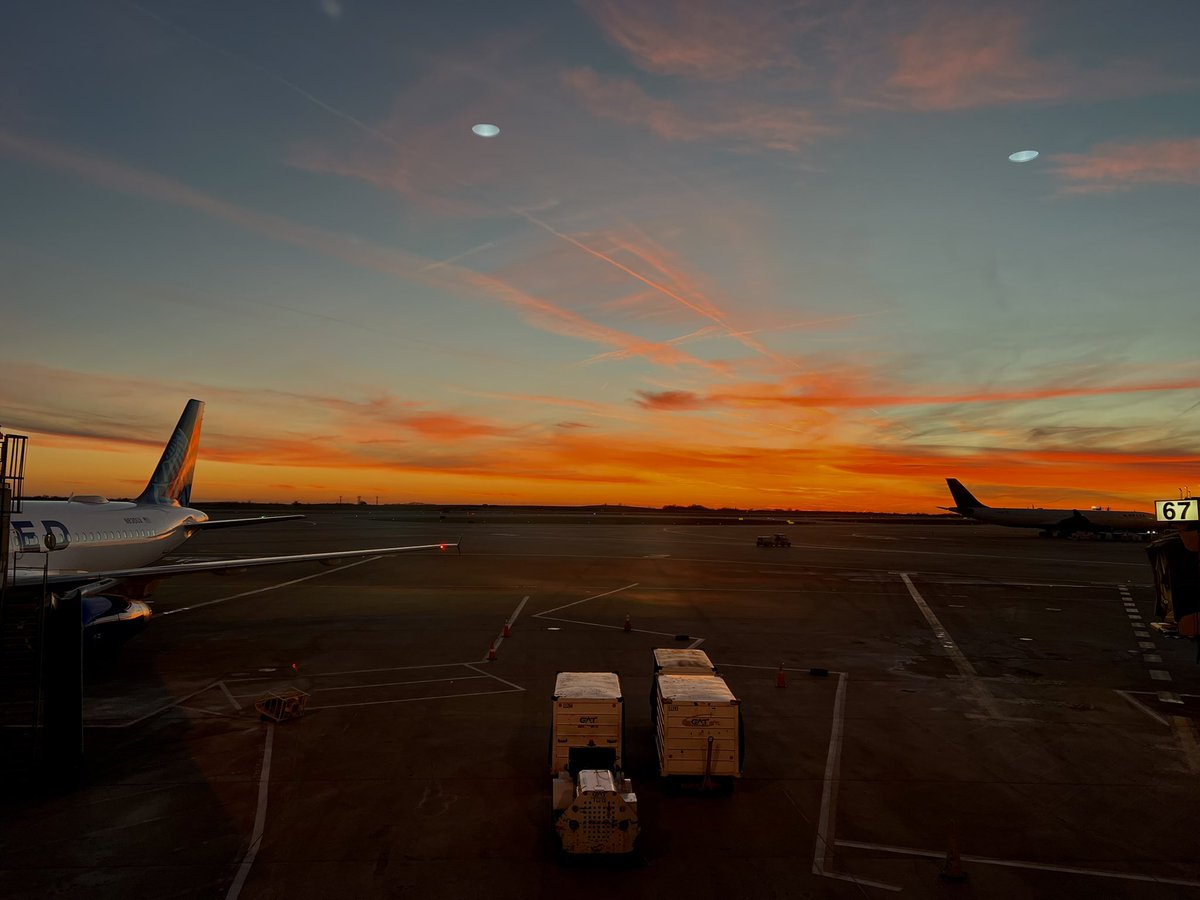 jasoncupp's tweet photo. Sunsets make me happy.   @united #backintheair #bummed #chiefs https://t.co/22sjACozqM