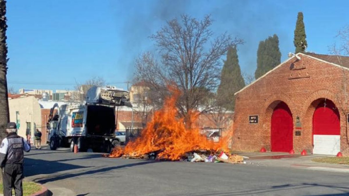 RT @CBSSacramento: Garbage Truck Dumps Burning Garbage In Front Of Fire Station https://t.co/E3tH89I4Ic https://t.co/nZUxq2KBn6