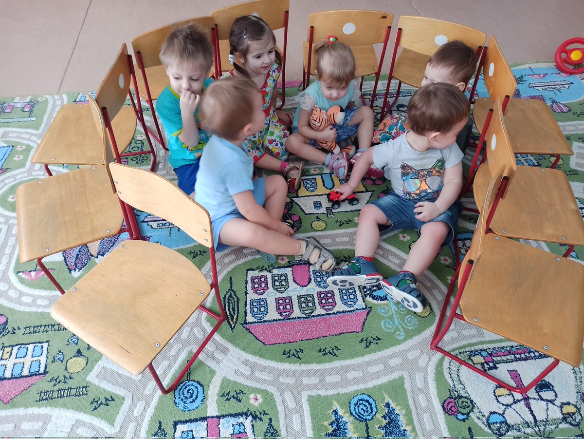 Полифункциональность, вариативность среды обеспечивает возможность разнообразного использования составляющих РППС, так например, стулья в одной игре - это поезд, в другой - домик для "козлят" или теремок для "зверей"