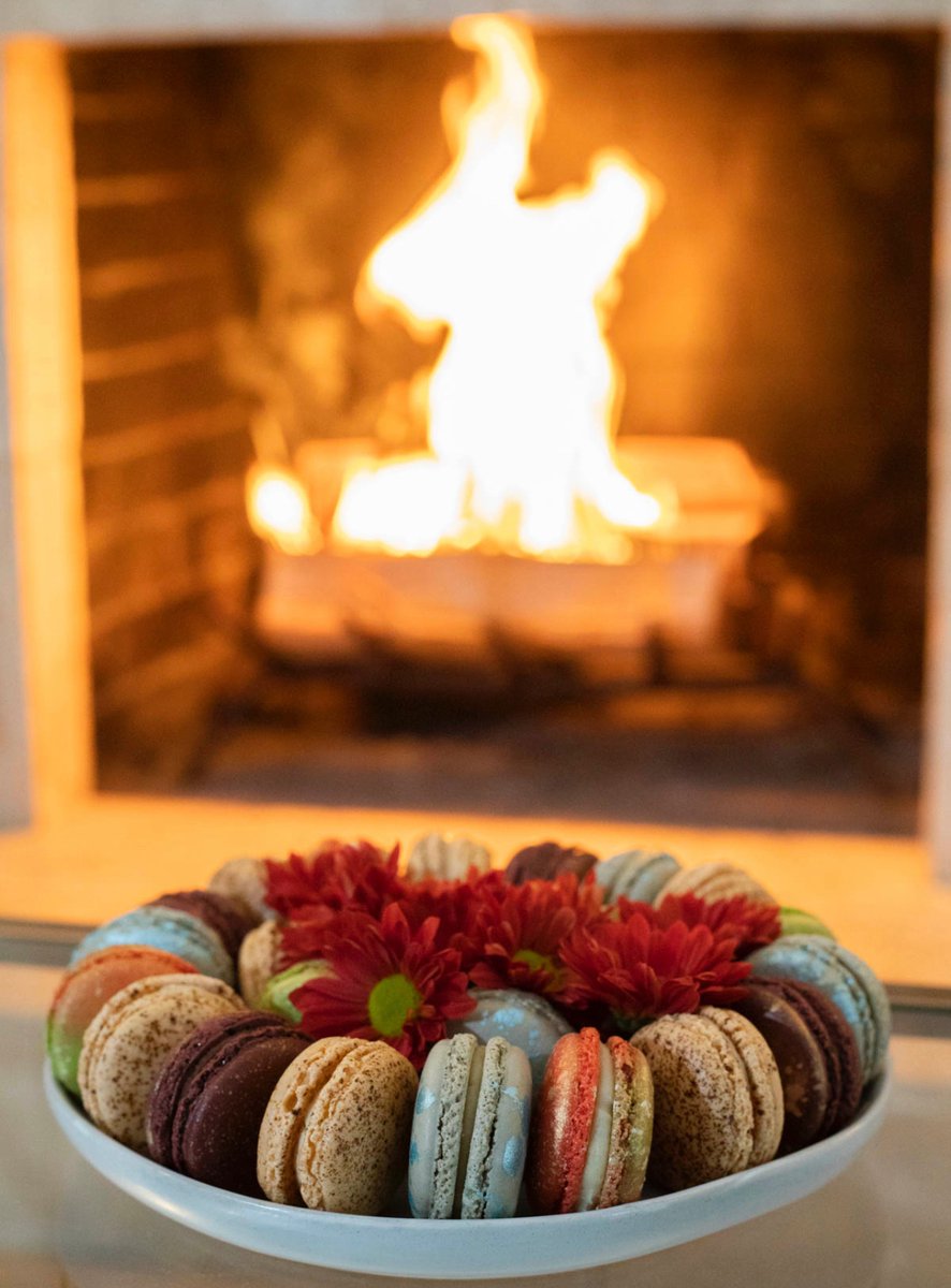 It’s actually chilly 🥶 in Miami! So we found the one fire place 🔥that’s exists here 😂 Curate your own macaron platter at our online shop 📲Makarohn.com 

#winter #coldweather #fireplace #firepit #macarons #macaronlove #freshbaked