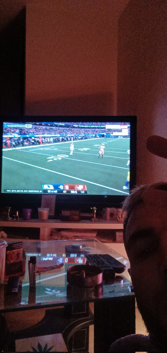 Dim337's tweet image. Le même en ayant le covit  on regarde le NFL