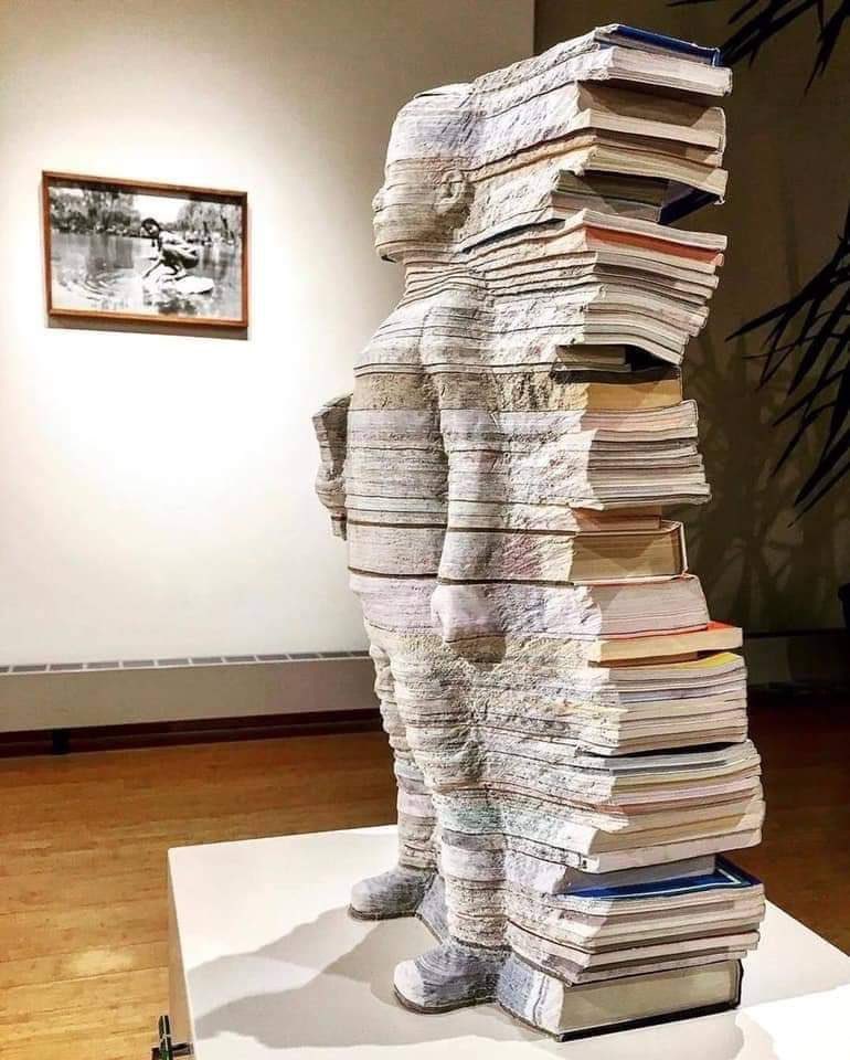 Escultura de Lihonbo que representa la fortaleza de una mente construida por la lectura.