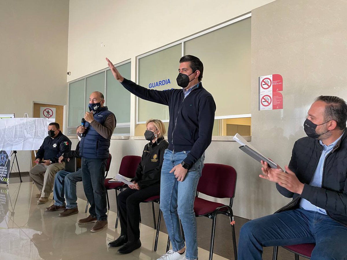 EJassoPuente's tweet photo. Dominguito con “V” de vuelta junto a nuestro Alcalde @EF_Galindo; platicamos con nuestros vecinos de #VillaMagna #SanAngel #AltoLago y #Horizontes para lograr una estrategia efectiva en materia de Seguridad #JuntosEsMejor ✅🙌🏻 https://t.co/5sR6pZexLz
