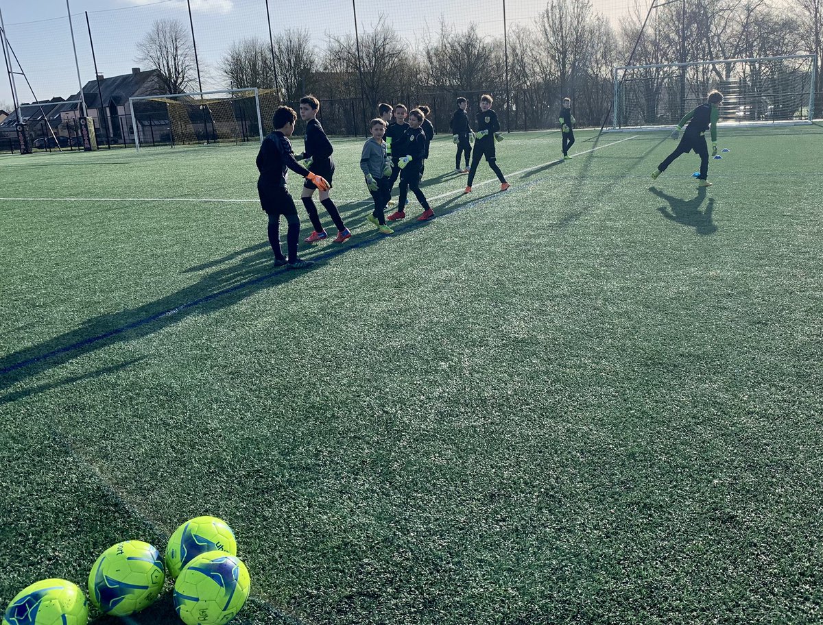 RoazhonA's tweet photo. Séance du jour sous le soleil 🌞 !!
#rga #roazhongoalacademy #gardien #gardiendebut #goal #goalkeeper #keeper #ulhsport #ulhsquad #jesuisgoal #sport2000 https://t.co/wcCYjRPsOn