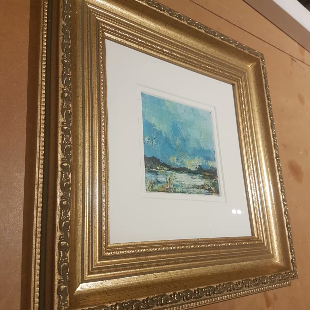 Getthepicture4's tweet photo. Went for a twiddly frame and I'm really pleased with how it came out! Like the contrast between old style frame with the modern painting. 👍👍
This painting will be going on Etsy soon.
#pictureframer #artoftheday #abstractlandscape #contemporaryart #modernart  #abstractart https://t.co/XkKKuFBUjf