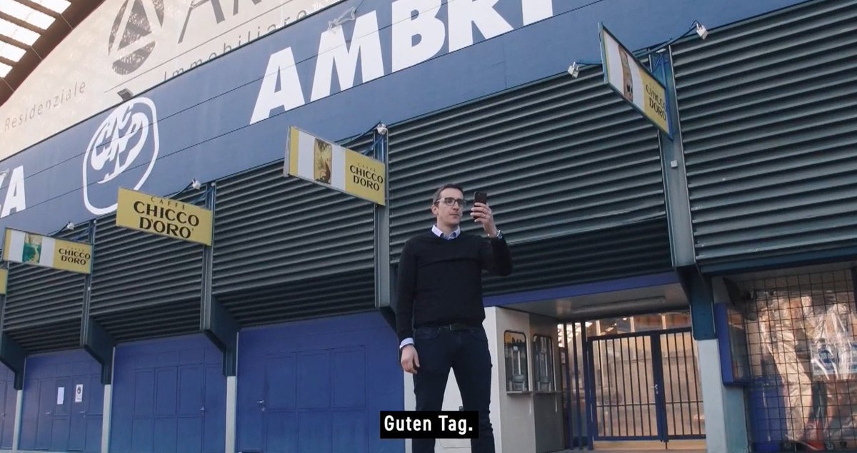 (1/6) Bewegender, emotionaler Auftakt in neue Serie #AmbriTotal von <a href="/MySports_CH/">MySports</a> (<a href="/svenssonair/">Sven Schoch</a> <a href="/GabrielNGasser/">Gabriel Gasser</a>). 1. Teil: "Addio #Valascia". Es beginnt mit Bild, das alles sagt: Luca Cereda spricht vor letztem Spiel #hcap (gg <a href="/FrGotteron/">Fribourg-Gottéron</a>) Videobotschaft ins Handy - vor #Valascia.