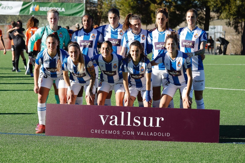 planetaoncefem's tweet photo. PARTIDAZO EN DUELO DE CHILENAS

@nayaopazo jugó todo el partido en el triunfo de #Espanyol por 3-2 sobre #CDParquesol, donde @OjedaYipsy también estuvo en cancha todo el encuentro.

Con esto, @RCDEFemeni sigue luchando por el título, mientras que @CDParquesolFem por no descender https://t.co/uGNpUdHiH4